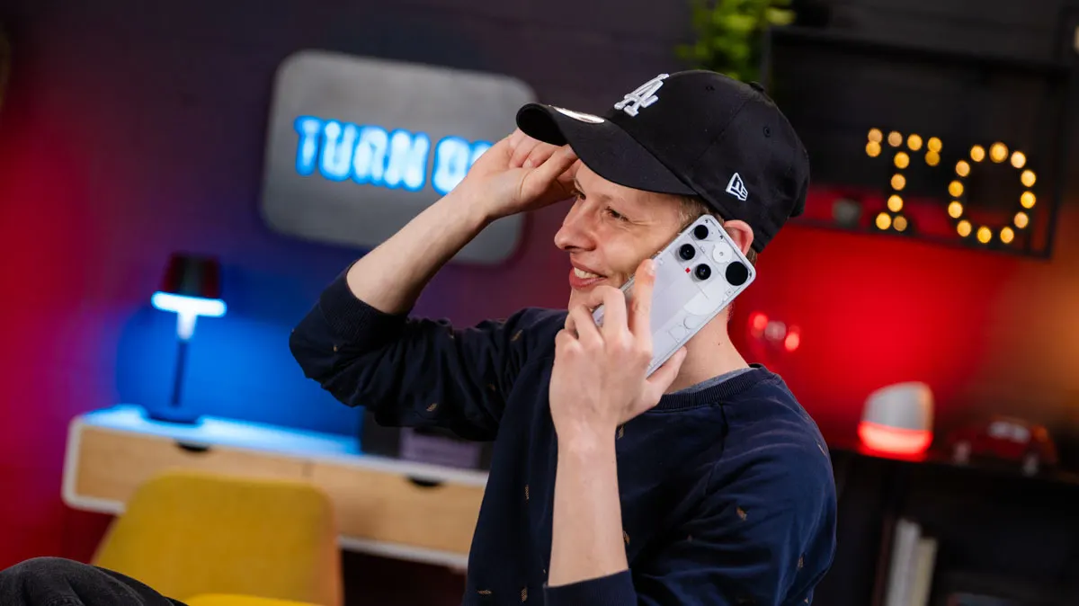 Alex telefoniert mit dem Nothing Phone (3).