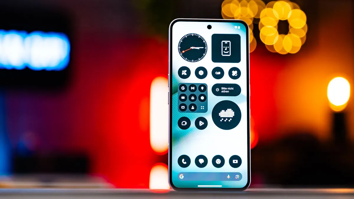 Auf dem Startbildschirm des Nothing Phone (3) erkennt man das einzigartige Design der Benutzeroberfläche.