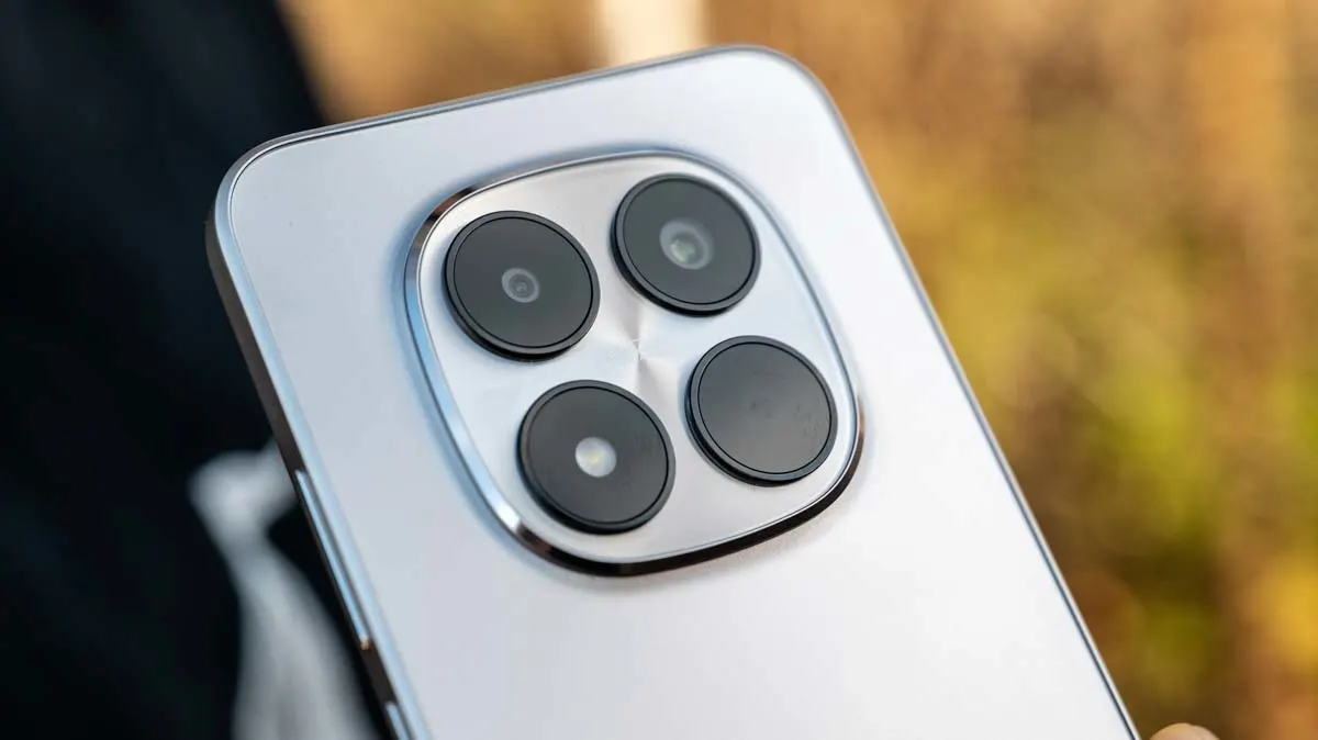 Das Kameramodul des Xiaomi Redmi Note 15 Pro 5G im Fokus.