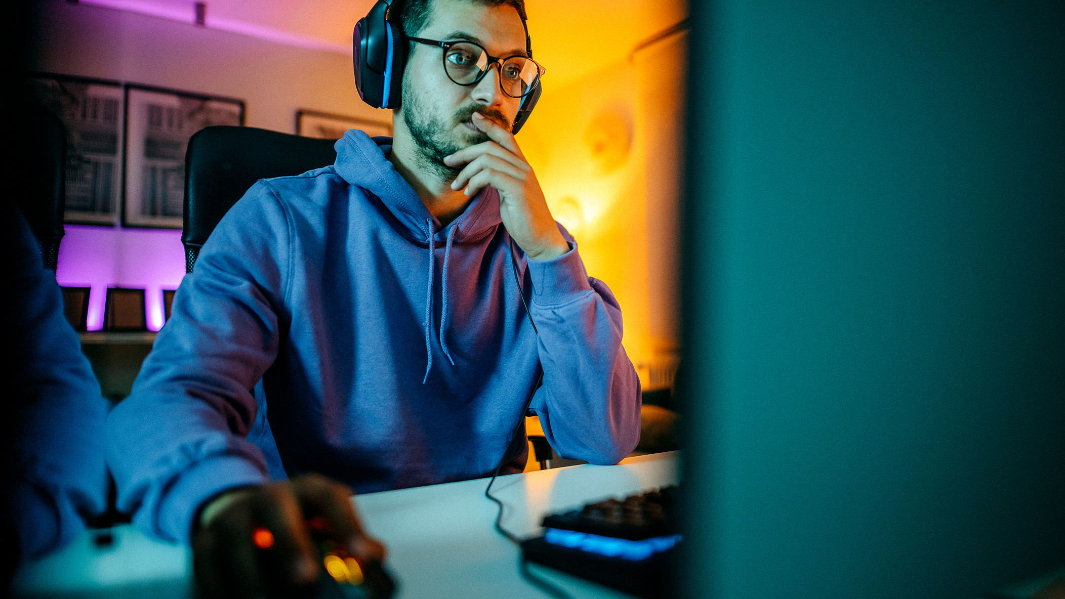 Man, Computer, Gaming Maus, Gaming Kopfhörer, Tastatur
Urheberrecht: Getty Images / StefaNikolic