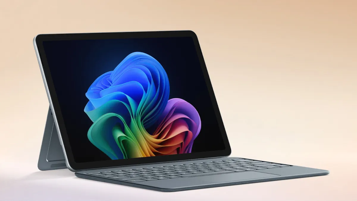 Das Microsoft Surface Pro 12 Zoll in der Farbvariante Ozean vor einem Hintergrund mit leicht orangefarbenem Akzent.