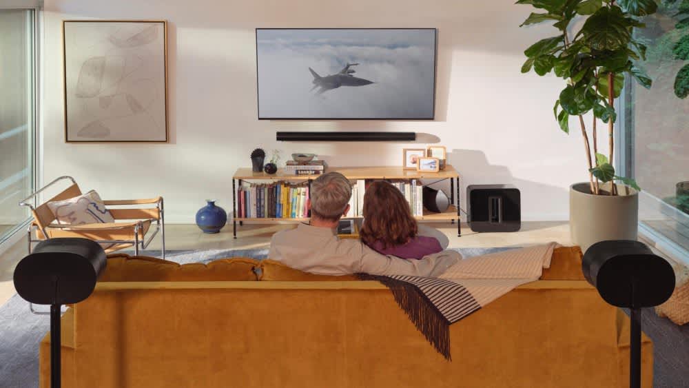 Ein Paar sieht fern mit Sonos Arc, Sub Mini und zwei Era 300