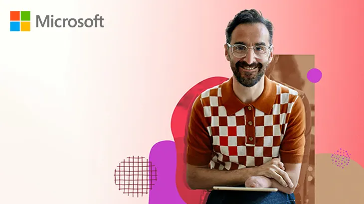 Ein Mann mit Brille und kariertem Hemd lächelt vor einem Hintergrund mit dem Microsoft-Logo und bunten Formen.