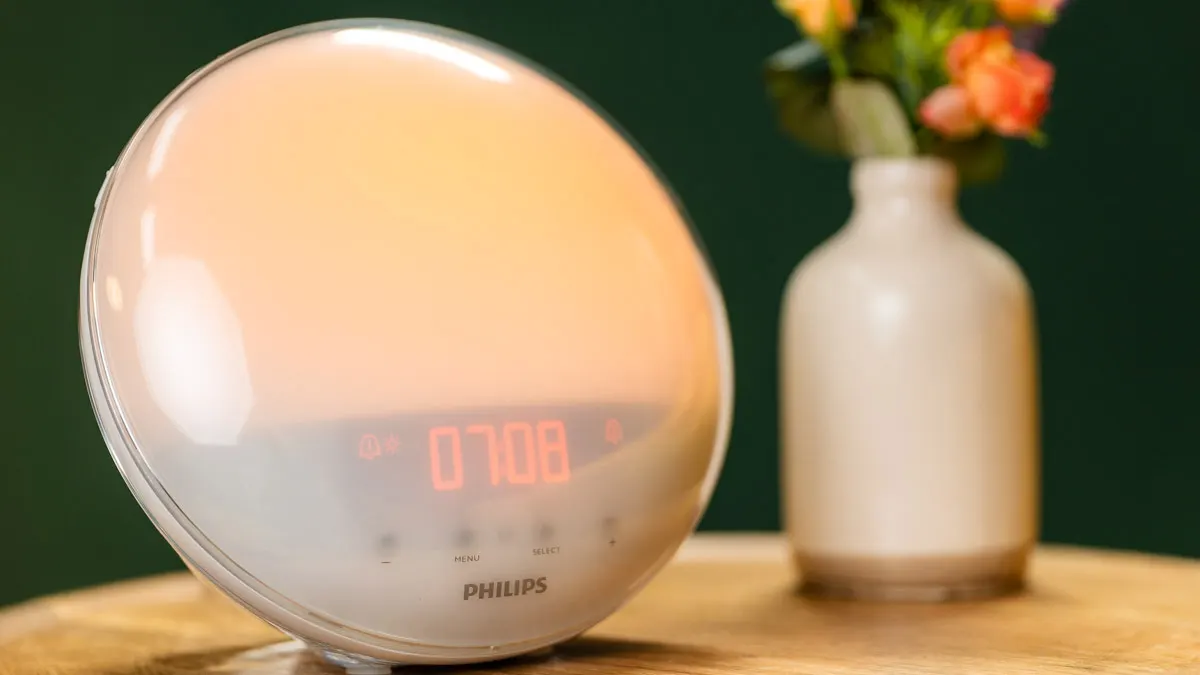 Ein Philips-Lichtwecker steht auf einem Tisch.