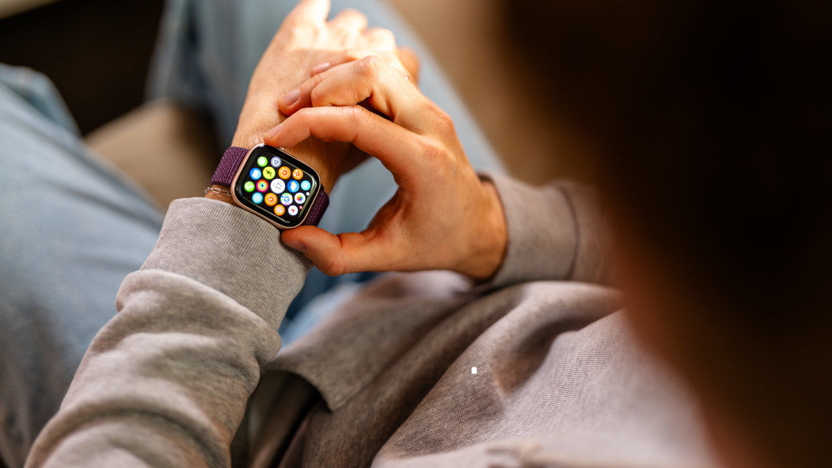Niklas bedient die Apple Watch Series 10 mit der Digital Crown an der rechten Gehäuseseite.