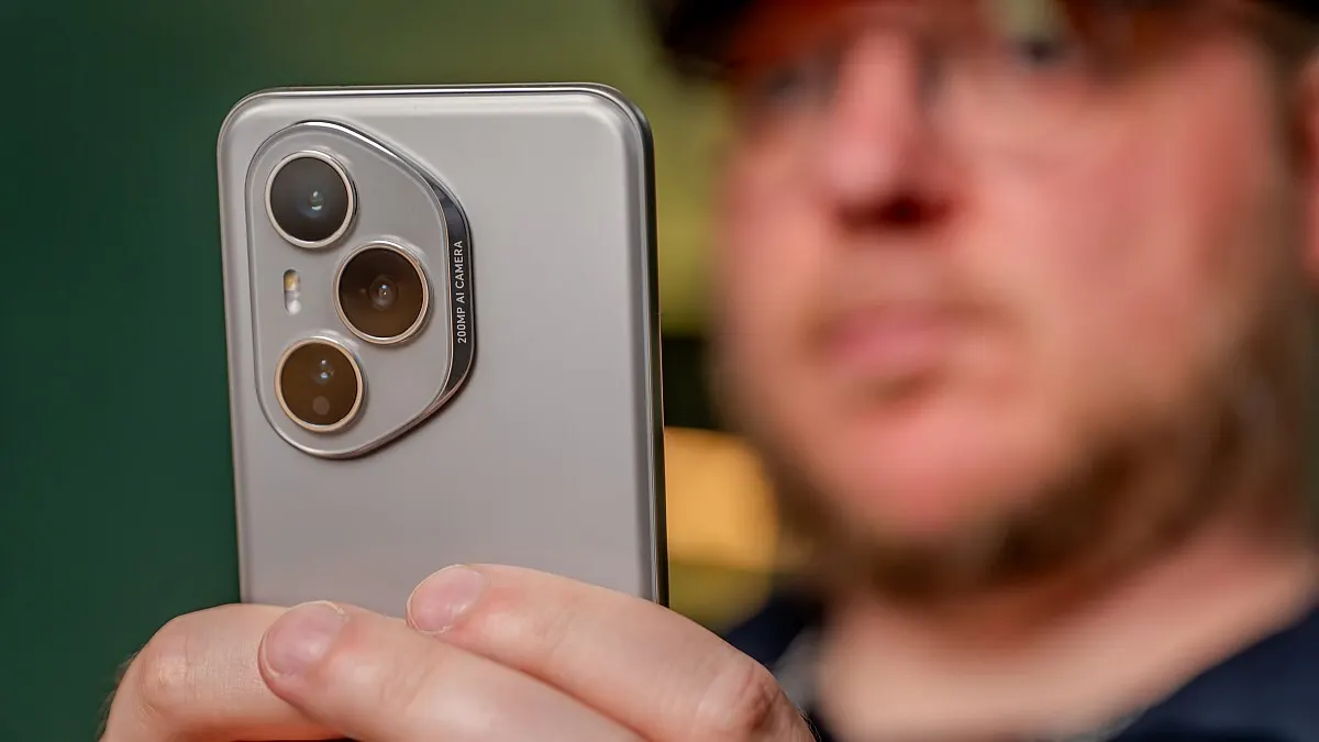 Andreas hält das Honor 400 Pro in den Händen und schaut auf den Bildschirm.