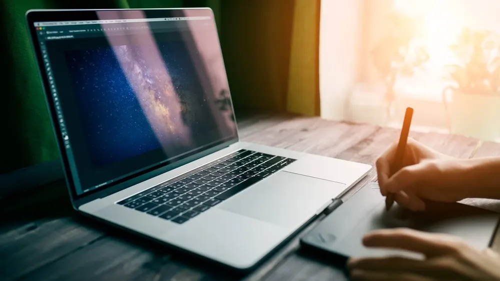 Das Programm Adobe Photoshop wird auf einem Laptop ausgeführt.