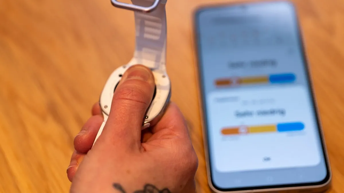 Franzi misst den Antioxidantien-Index mit der Samsung Galaxy Watch8.