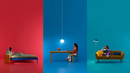 Drei farbige Panels: Eine Person im Bett, eine am Tisch mit Laptop, eine auf einem Sofa mit Buch.