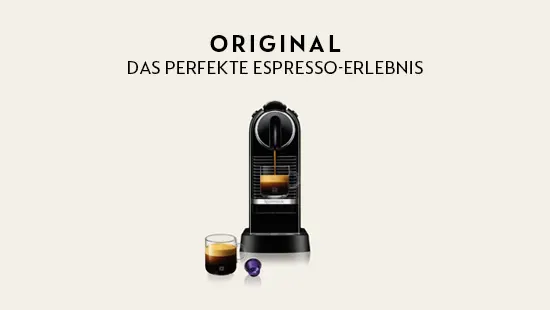 Eine schwarze Kaffeemaschine füllt eine Tasse mit Kaffee. Eine weitere Tasse und Kapsel stehen daneben.