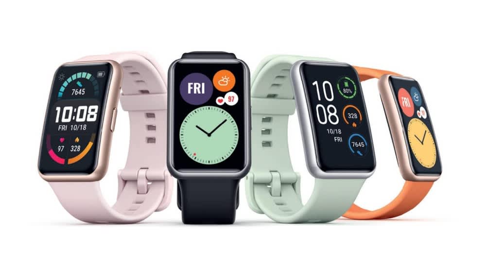 Vier Modelle der Huawei Watch Fit in verschiedenen Farben stehen aufrecht vor einem weißen Hintergrund. 