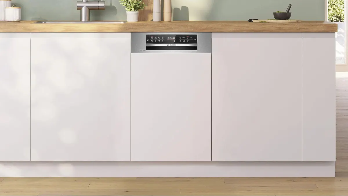 Eine helle Küchenzeile mit dem integrierten Geschirrspüler Bosch SPI6YMS14E Serie 6.