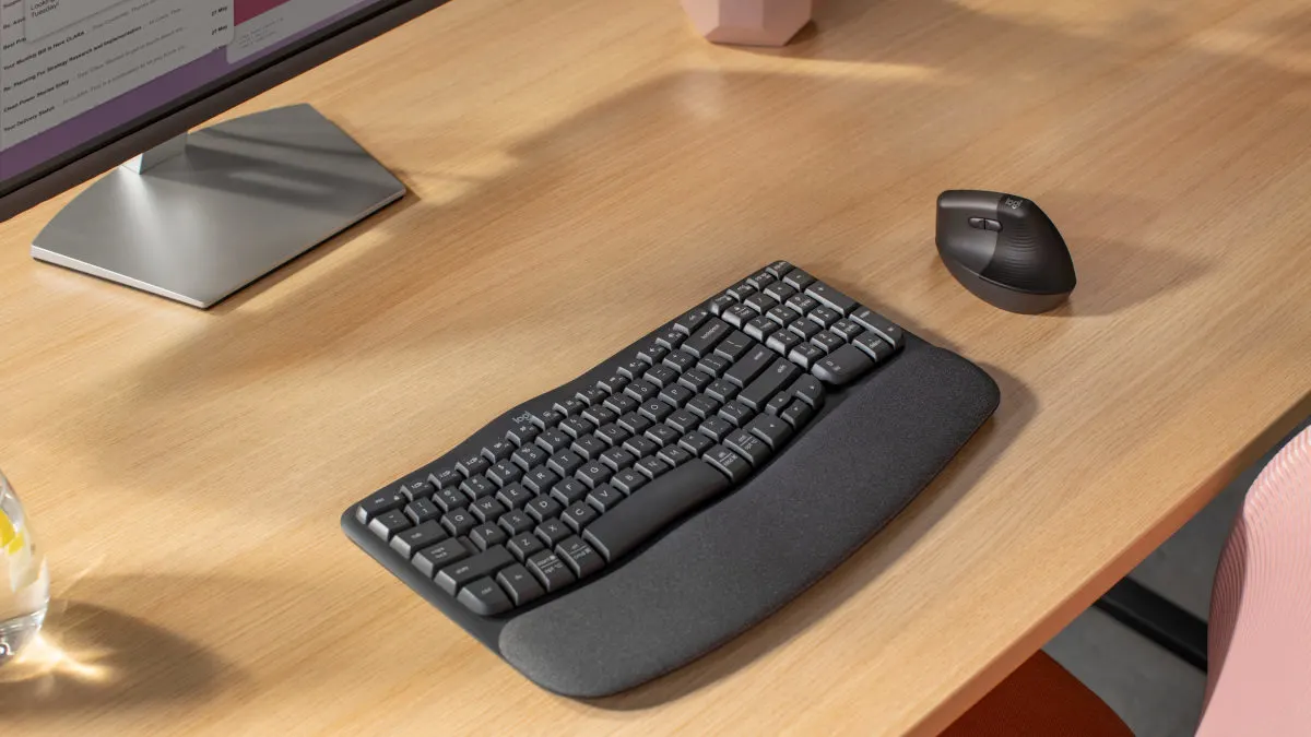 Die ergonomische Tastatur Logitech Wave Keys und die ergonomische Maus Logitech Lift liegen auf einem Schreibtisch.