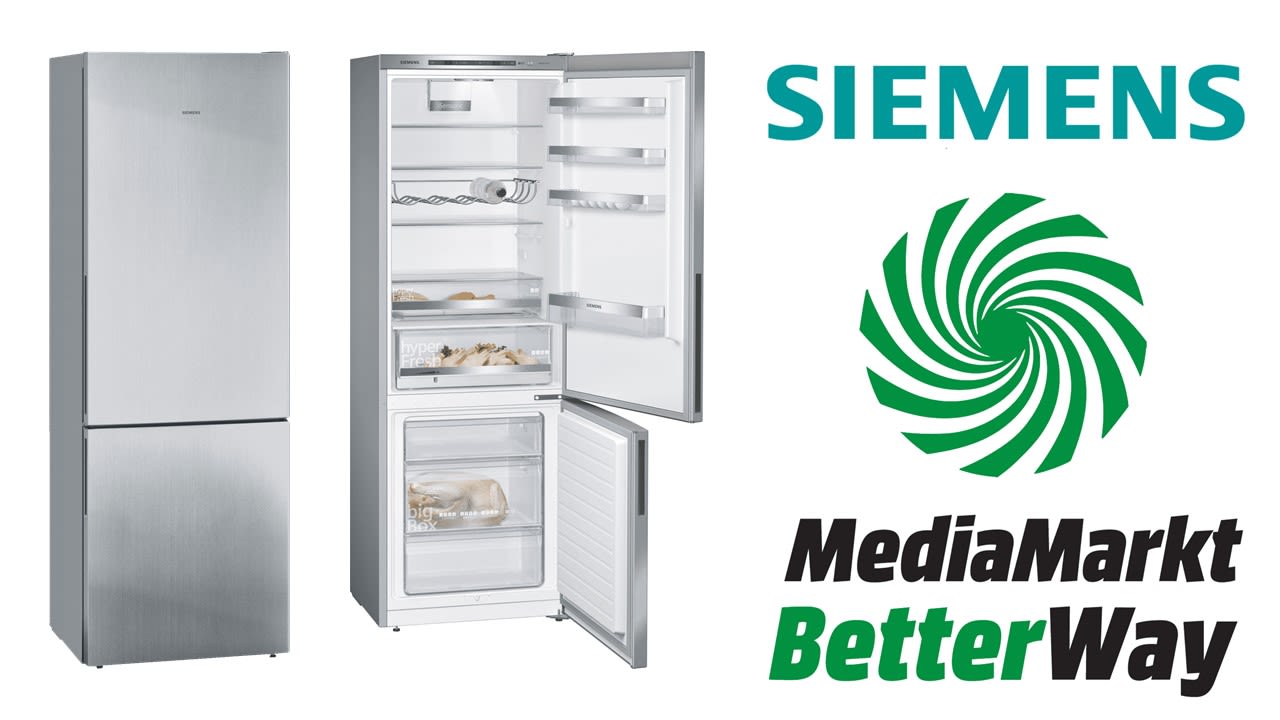 Zwei SIEMENS KG49EAICA iQ500 Kühlgefrierkombinationen nebeneinander, einer mit offenen Türen. Dazu Siemens Logo 