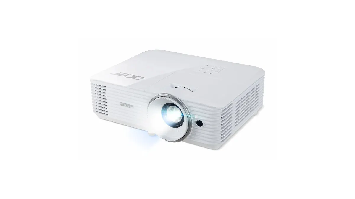 Ein weißer Acer-Projektor steht vor einem weißen Hintergrund und strahlt Licht aus seiner Linse aus.