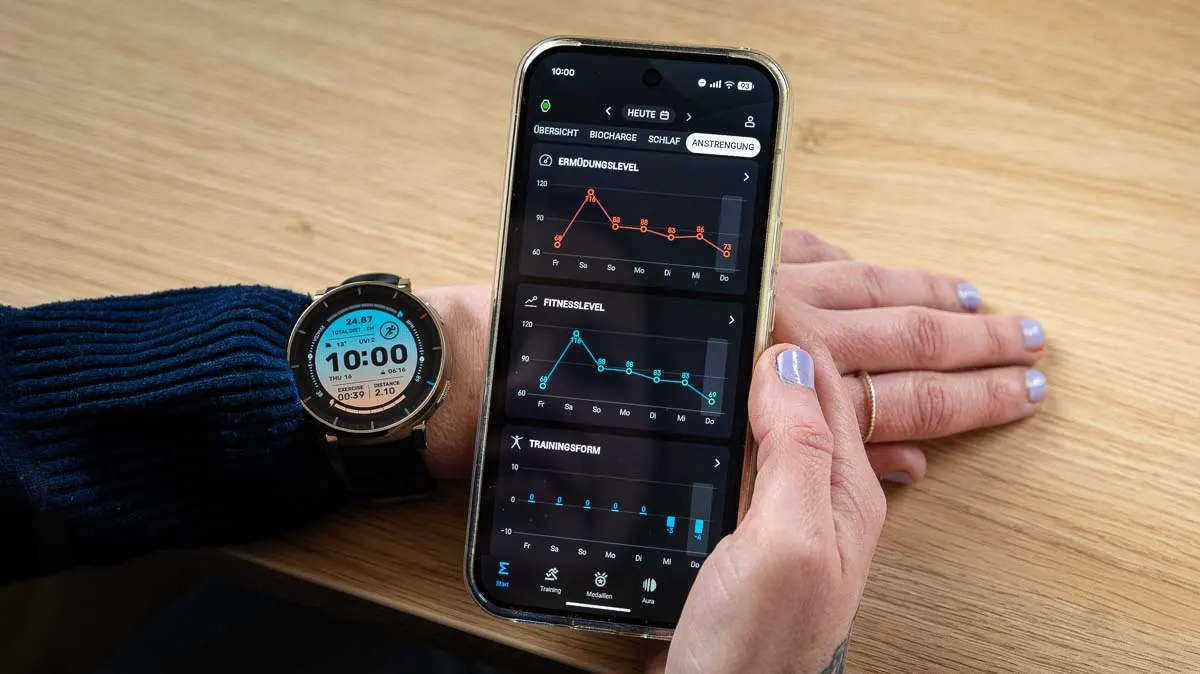 Franzi schaut sich die Anstrengungsstatistik in der Zepp-App auf dem Smartphone an und trägt die Amazfit Active 3 Premium am Handgelenk.