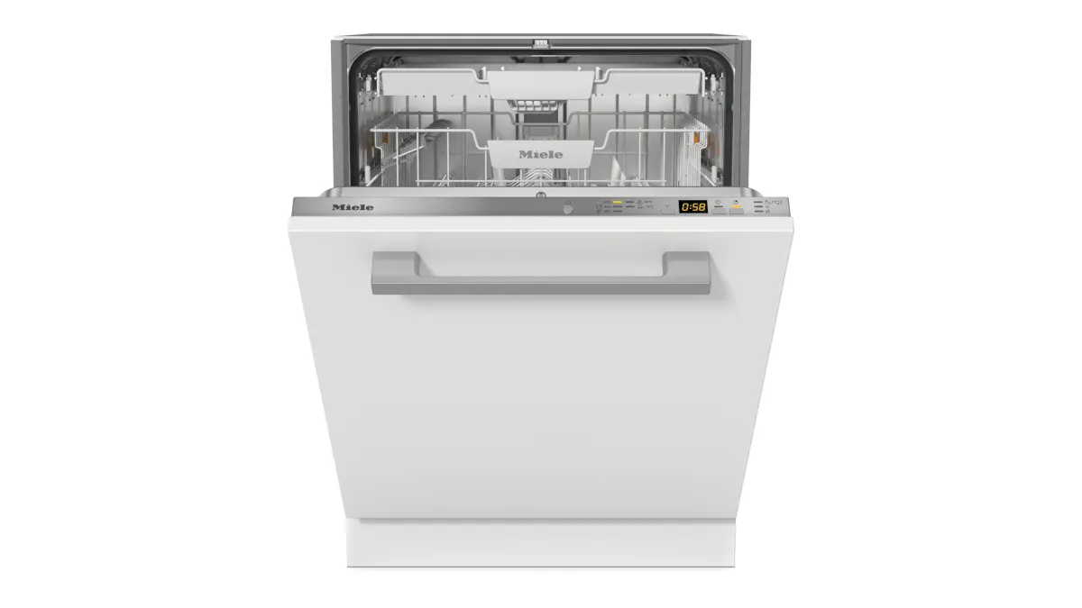 Der Geschirrspüler Miele G 5651 SCVi Active mit halb geöffneter Tür vor weißem Hintergrund.