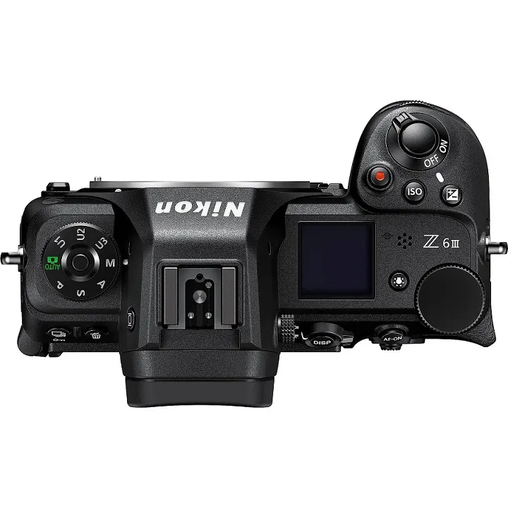 NIKON Z6III Gehäuse Systemkamera, 8 cm Display Touchscreen, WLAN Draufsicht einer schwarzen Nikon Z 6III Kamera mit Einstellrädern, Auslöser und kleinem Bildschirm. Die Marke Nikon ist gut sichtbar.