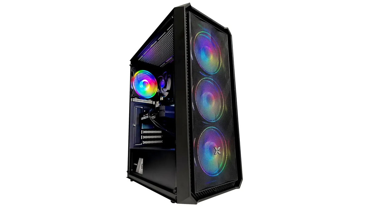 Der Xperion XGD-CX3D Gaming-PC vor weißem Hintergrund. 