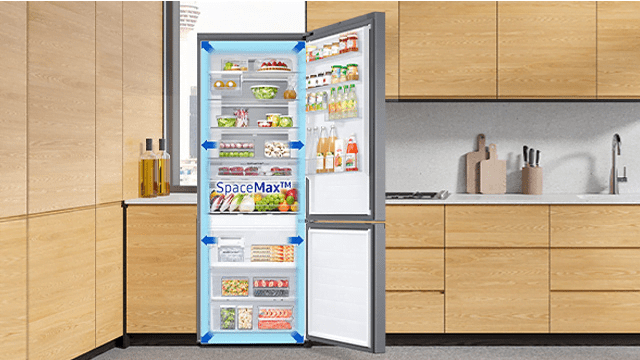 SpaceMax: Ein offener Kühlschrank voller Lebensmittel steht in einer Küche mit Holzschränken und einer weißen Arbeitsplatte.