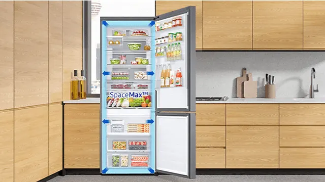 SpaceMax: Ein offener Kühlschrank voller Lebensmittel steht in einer Küche mit Holzschränken und einer weißen Arbeitsplatte.