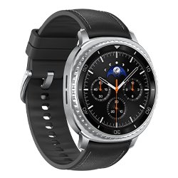 Schwarze Smartwatch mit Ziffernblatt auf dem die Uhrzeit und weitere Daten angezeigt wird, auf weißem Hintergrund