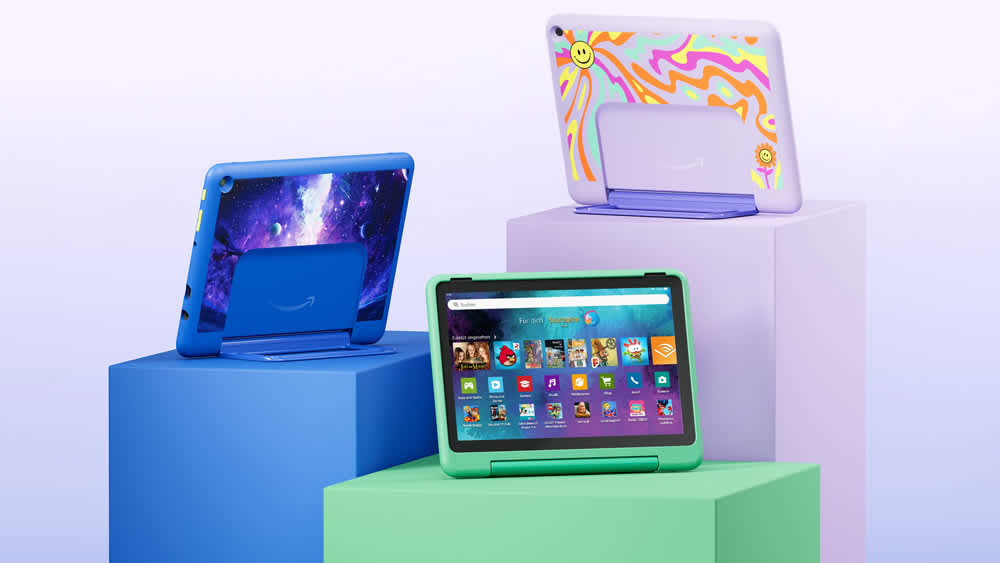Drei Amazon-Fire-HD-10-Kids-Pro-Tablets in unterschiedlichen Farben stehen auf farblich abgestimmten Podesten.