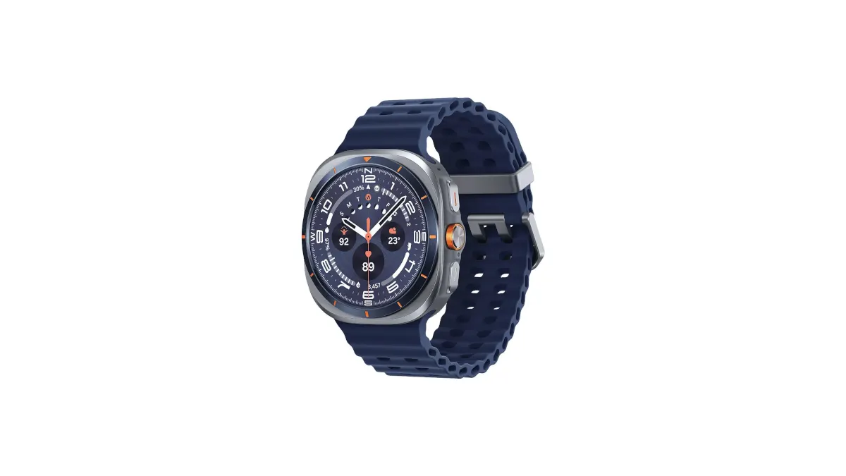 Die Samsung Galaxy Watch Ultra (2025) in der Farbe Blau vor einem weißen Hintergrund.