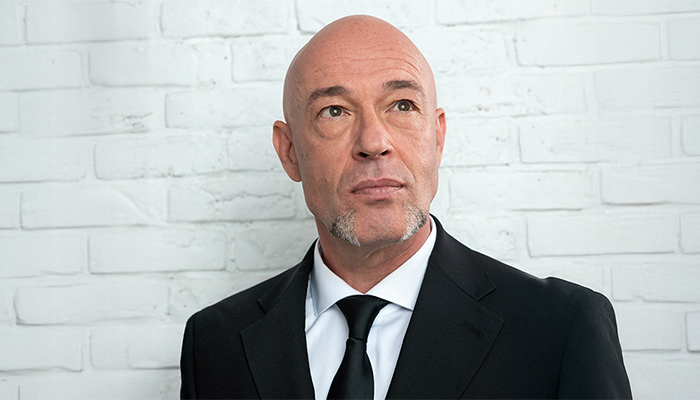 Portraitfoto von „Der Graf“, Sänger und Produzent der Band Unheilig vor hellem Hintergrund.