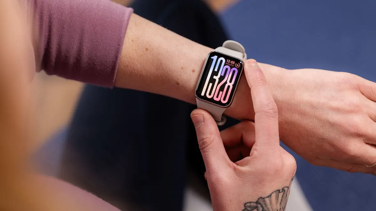 Franzi trägt das Xiaomi Smart Band 9 Pro am linken Handgelenk.