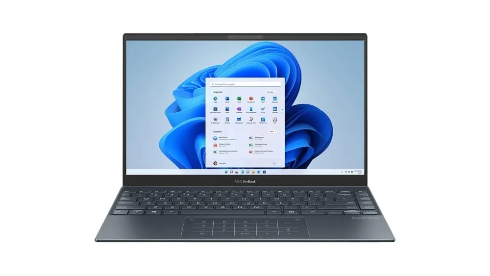 Ein geöffneter Laptop mit schwarzer Tastatur und Touchpad vor einem weißen Hintergrund. Auf dem Bildschirm ist ein blaues Hintergrundbild zu sehen.