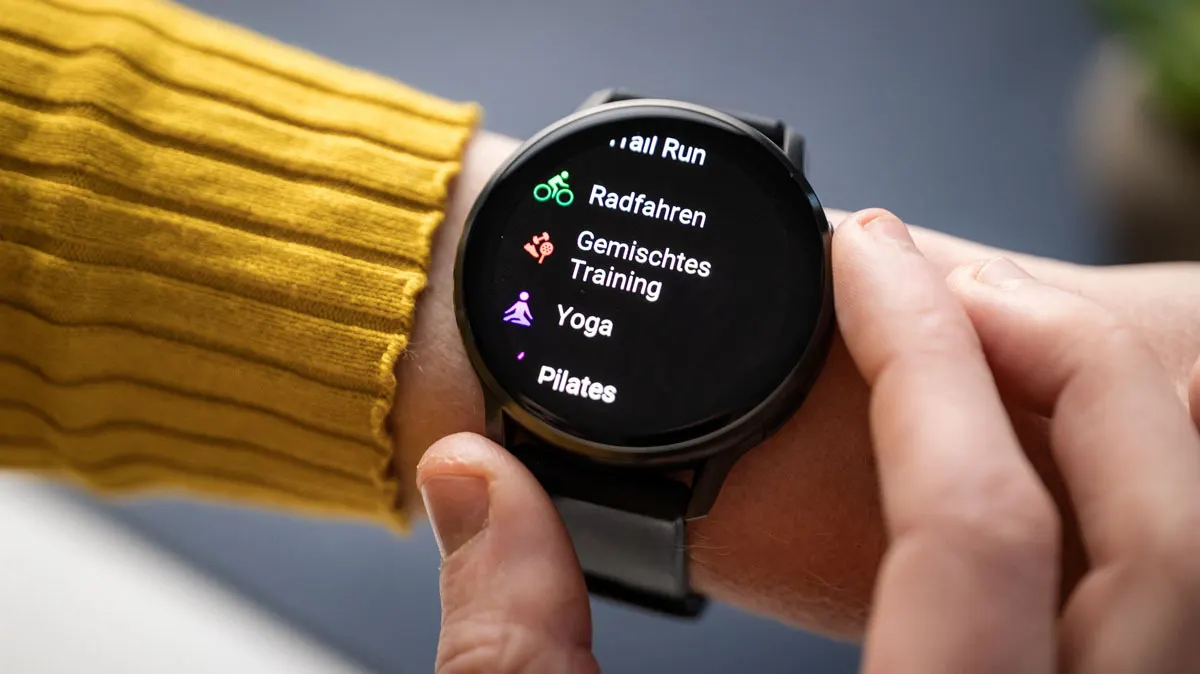 Franzi ruft die Übersicht mit Sport-Apps auf der Garmin Venu 4 auf, darunter Gemischtes Training.