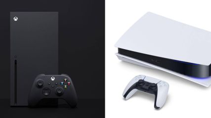 Eine Xbox Series X links neben einer PlayStation 5.