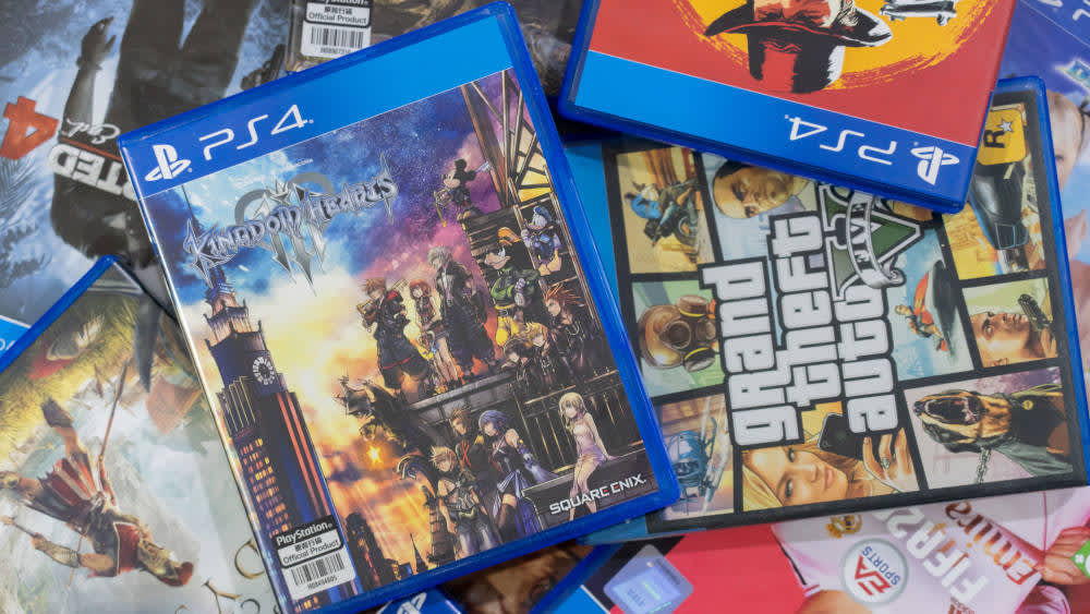 Mehrere PlayStation 4 Spiele liegen auf einem Haufen verteilt.