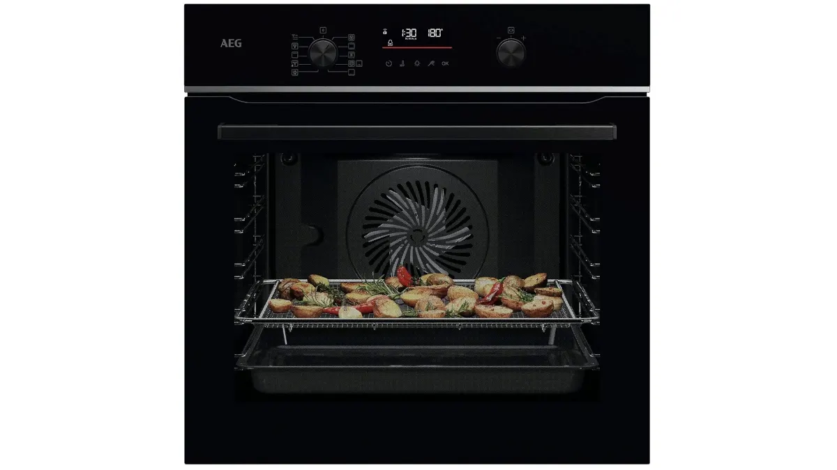 Der Backofen TS6PB51ZAB von AEG vor weißem Hintergrund.