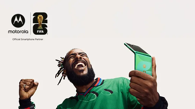 Jubelnder Fußballfan im grünen Trikot hält ein grünes Motorola-Smartphone in der Hand; links darüber Motorola-Logo und FIFA-Emblem mit dem Hinweis „Official Smartphone Partner“.