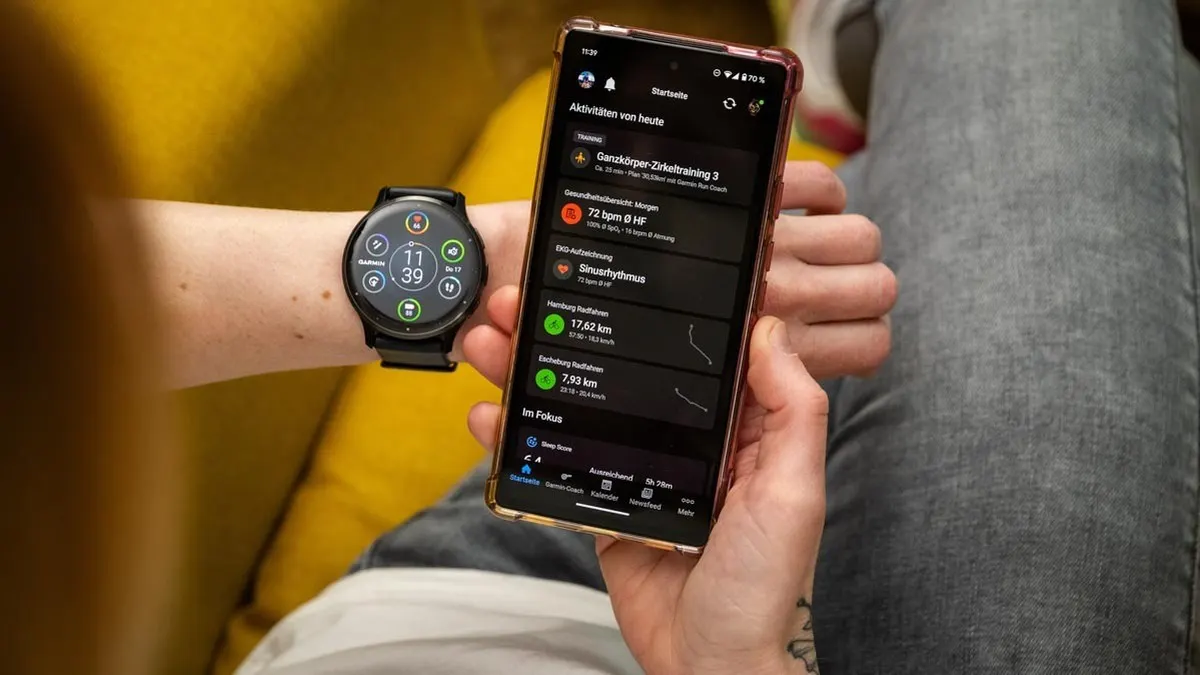 Franzi schaut auf die Garmin Venu 3 und auf die Tagesübersicht in der Connect-App auf dem Smartphone.