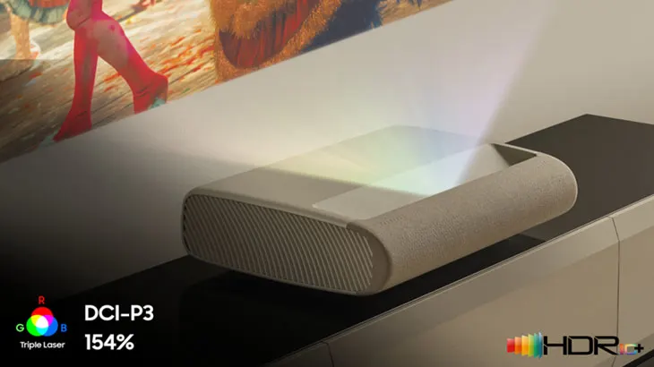 Ein The Premiere Beamer im Einsatz. In der linken unteren Ecke steht "Triple Laser RGB, DCI-P3, 154%" und in der rechten "HDR10+".