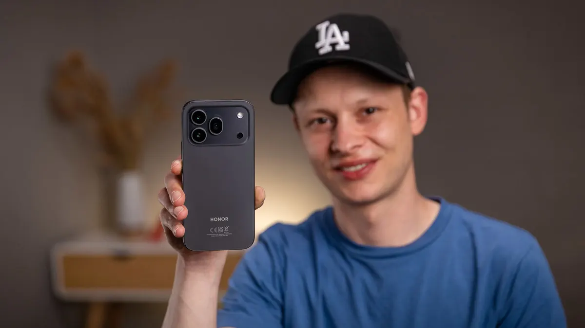 Alex hält die Rückseite des Honor 600 Pro in die Kamera.
