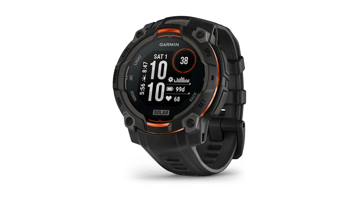 Die Garmin Instinct 3 Solar vor weißem Hintergrund.