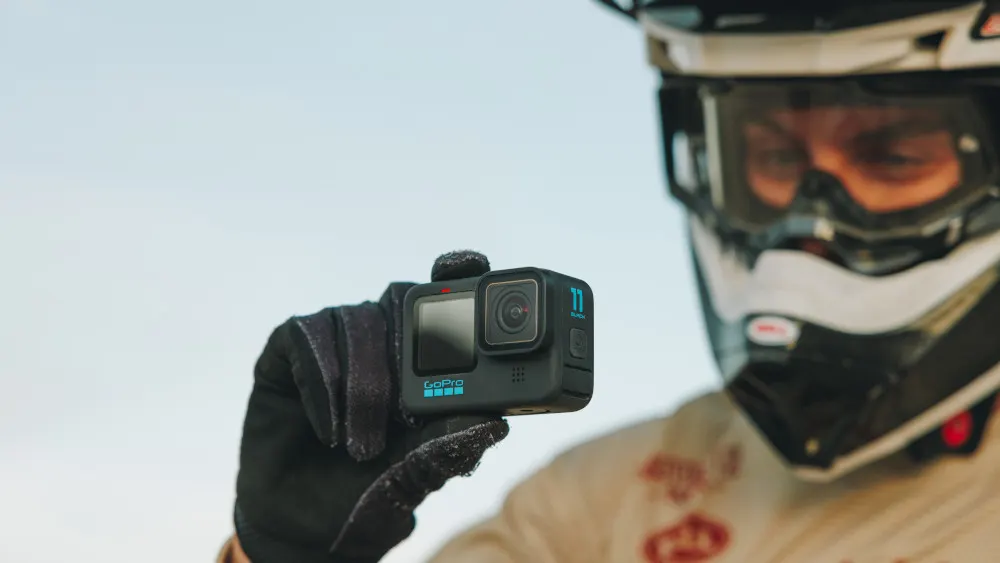 Motorradfahrer_nutzt_die_GoPro_Hero11_Black_in_der_Wüste