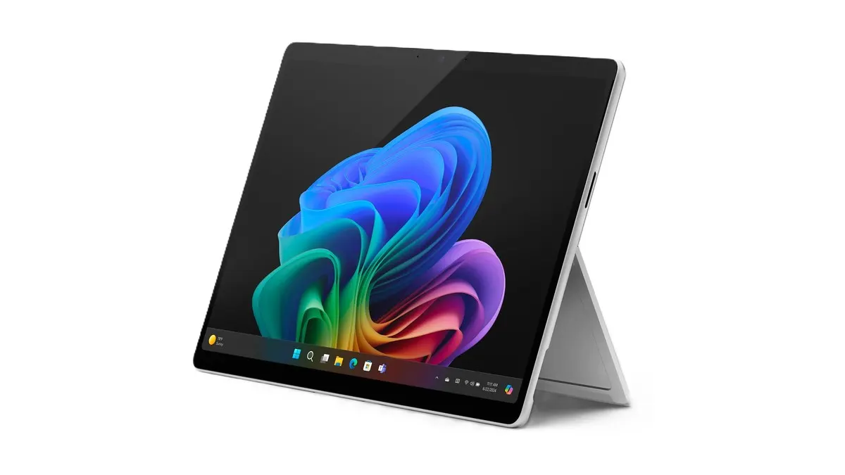 Das Microsoft Surface Pro 11 vor weißem Hintergrund.
