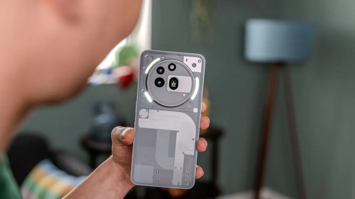 Alex hält das Nothing Phone (3a) mit eingeschalteten Glyph-LEDs in die Kamera.