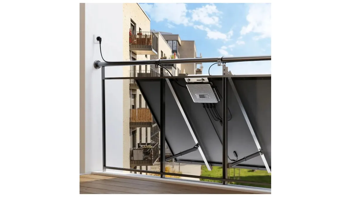 Ein EcoFlow-Solarmodul ist an einem Balkon befestigt.