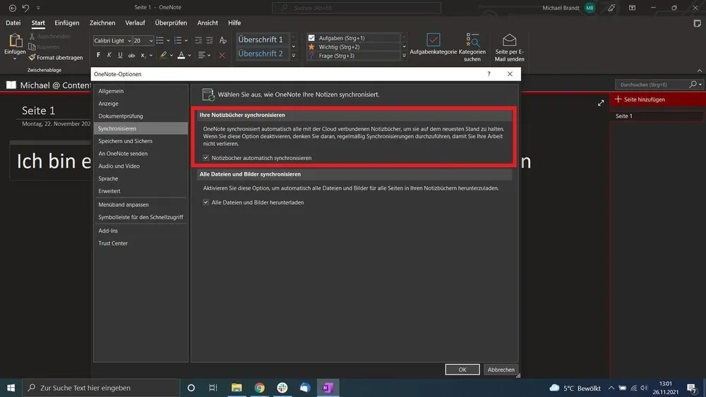 Ein OneNote-Fenster mit Synchronisierungsoptionen ist geöffnet. Textoptionen und ein Menü sind auf der linken Seite sichtbar. Ein Suchfeld ist unten.
