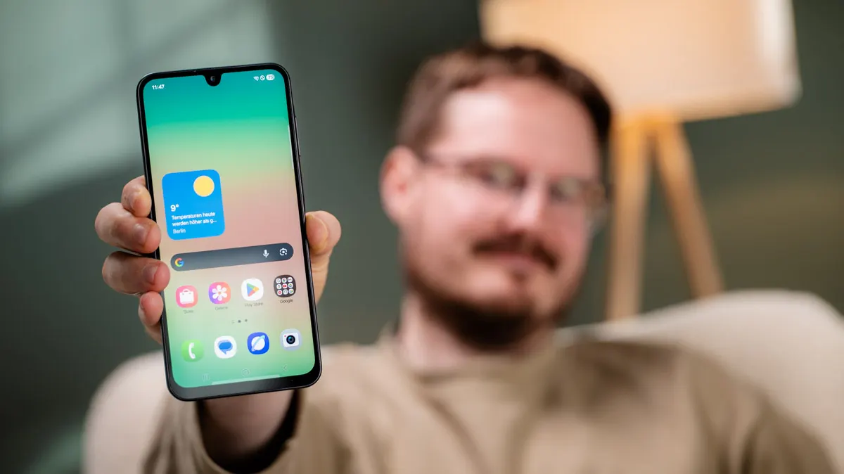 Michael präsentiert das Display des Samsung Galaxy A26 5G, das den Home-Screen des Smartphones zeigt.