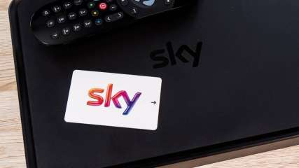 Sky-Receiver, Smartcard und Fernbedienung.