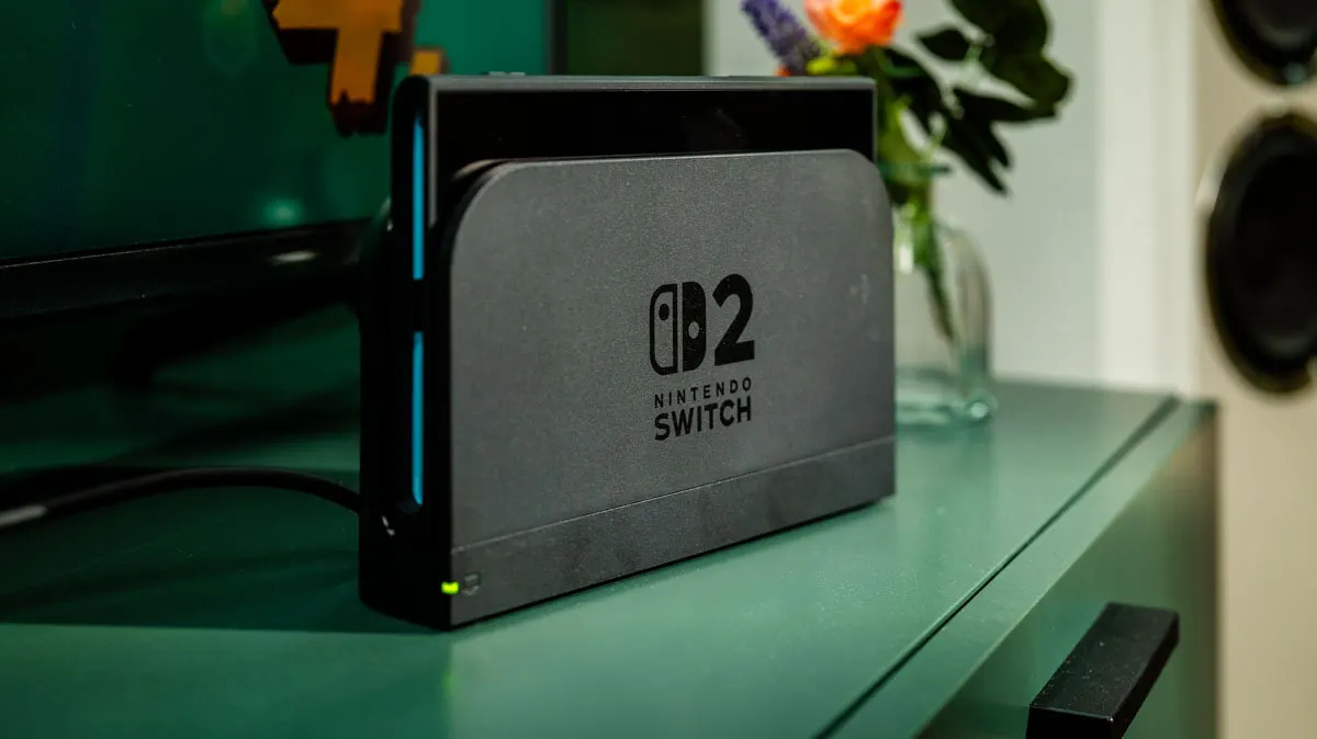 Die Nintendo Switch 2 steht auf einem Sideboard vor einem Fernseher.
