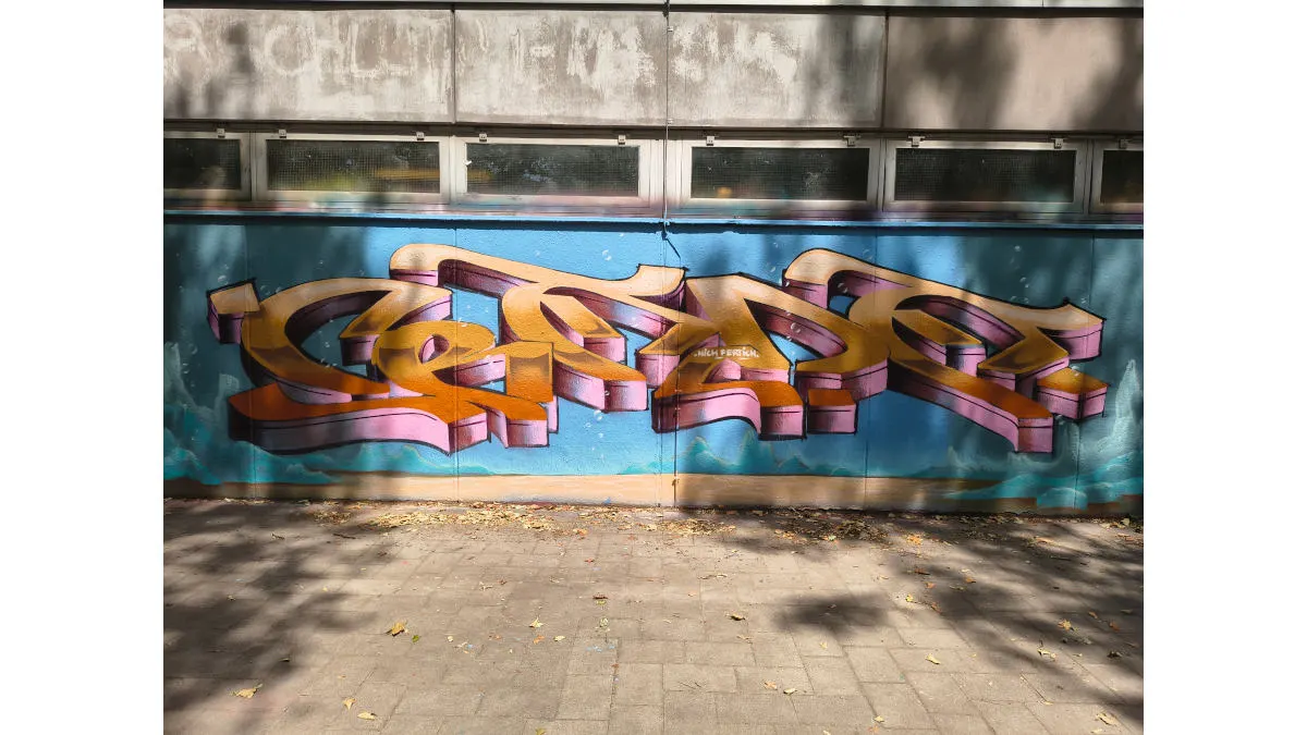 Ein Graffiti an einer Sporthalle.