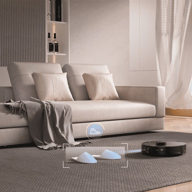 ROBOROCK S7 MaxV Saugroboter saugt im Wohnzimmer vor einer Couch und Grafik Hinderniserkennung von Hausschuhen